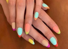 The rainbow manicure is the regressive trend of the moment