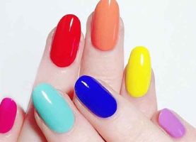 Mismatched nails, this is the manicure trend of the moment