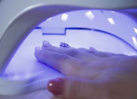 How to use a UV nail lamp?